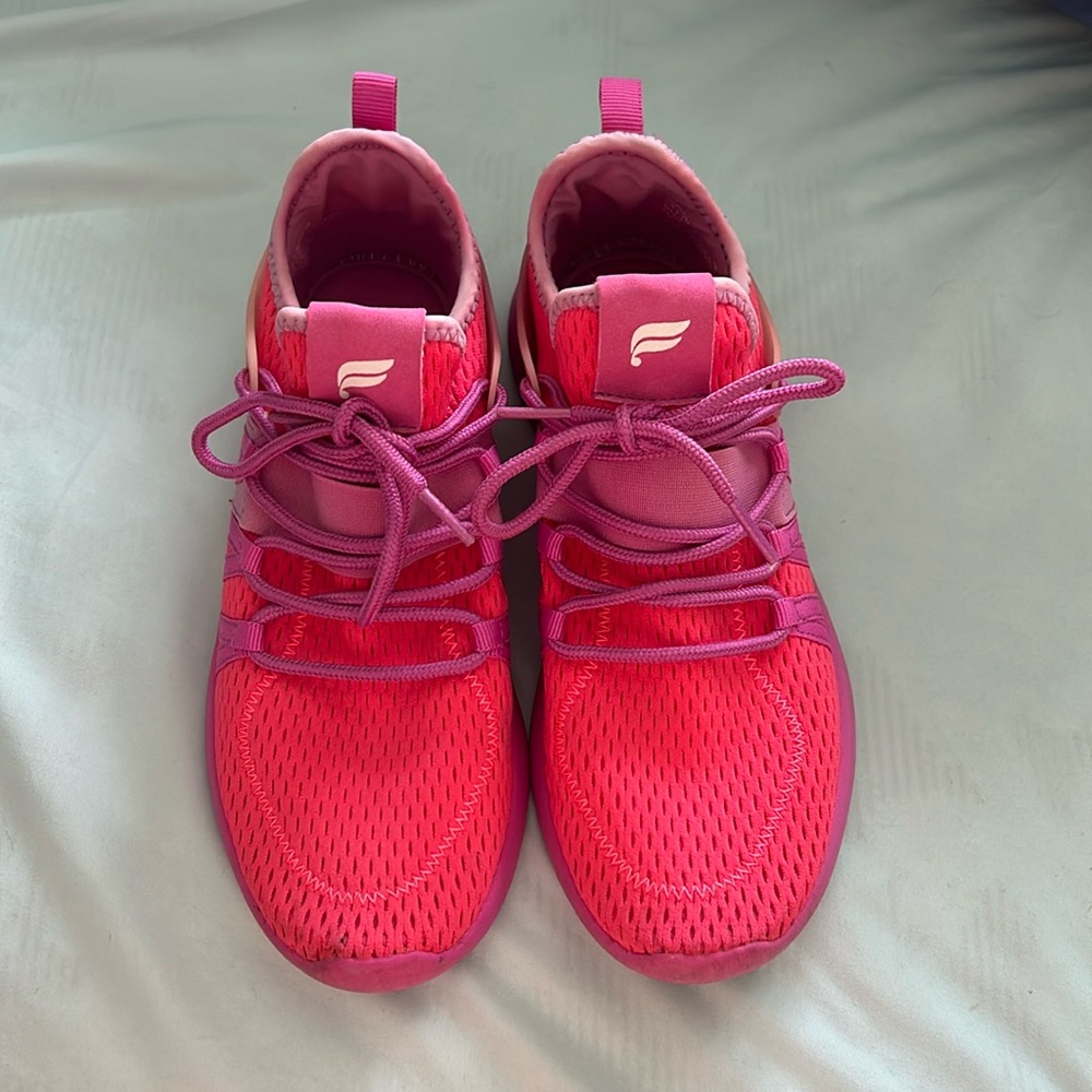 I’m trying to sell these Fabletics sneakers. They are in great condition!